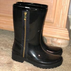 Black rain boots with gold zipper!